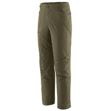 Felsklettern liegt in der Luft - die Patagonia RPS Rock Pants Boulderhose ist leicht und macht jede Bewegung mit.
