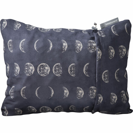 Das Compressible Pillow Cinch Reisekissen von Therm-a-Rest ist ein besonders gemütliches und knautschbares Reisekissen aus nachhaltiger Produktion