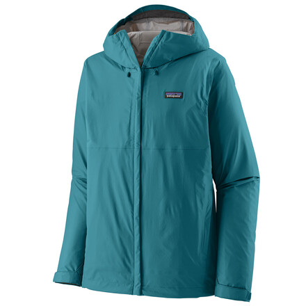Diese leichte Regenjacke wird aus recycelten Fischernetzen hergestellt und hält euch durch ihre DWR-Imprägnierung besonders trocken. 