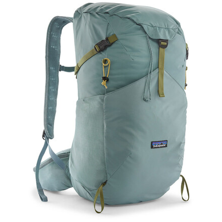 Der Terravia Pack 28L ist ein schmaler Wanderrucksack, der sich bestens für alpine Tagestouren und nach Bedarf auch für kompakte Kurztrips eignet.