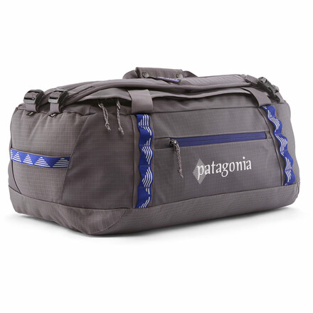 Die kompakte und vielseitige Patagonia Black Hole Duffel 40L ist sehr strapazierfähig und darf bei den meisten Fluggesellschaft als Handgepäck mitreisen.