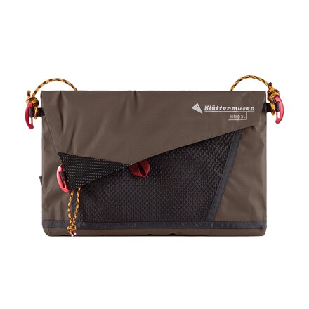 Die Klättermusen Hrid WP Accessory Bag ist eine wasserdichte Tasche für all deine wichtigen Kleinigkeiten. Kann solo oder am Rucksack getragen werden.