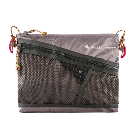 Die praktischen Klättermusen Algir Accessory Bags sind in drei verschiedenen Größen erhältlich und lassen sich auf vielfältige Weise nutzen und tragen.