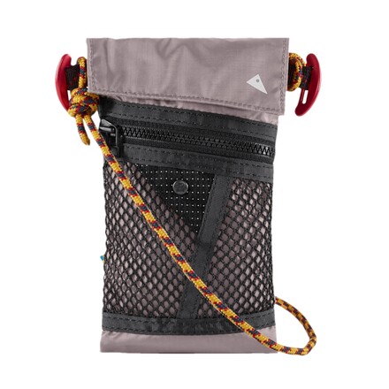Die Klättermusen Algir Lanyard Pocket ist eine leichte und sehr robuste Smartphonetasche, die sich lässig um den Hals oder über die Schulter tragen lässt.