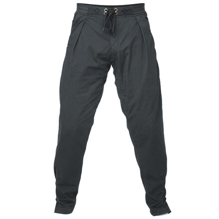 Die Nograd Fighter Pant ist eine lässige Kletterhose mit viel Bewegungsfreiheit, elastischem Material und individuellem Fit.