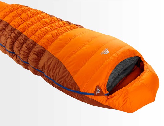 Schlafsäcke wärmen und schützen in der Nacht.