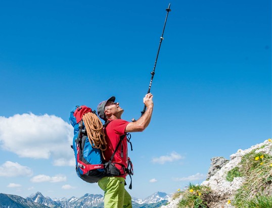Trekkingstöcke und Wanderstöcke helfen bei lagen Touren die Gelenke zu entlasten und unterstützen beim Bergauf- und Bergabgehen